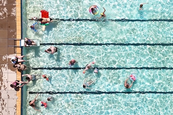 Vecinos de Letchworth Garden City, en el condado de Hertfordshire, se refrescan en una piscina al aire libre mientras el Reino Unido registraba temperaturas récord para mayo. Cuatro adolescentes murieron ahogados en lagos y embalses del país durante la misma jornada. (Joe Giddens/PA vía AP)