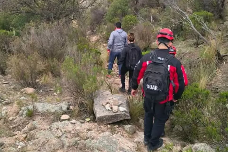 Efectivos del DUAR de Calamuchita asistieron a dos lesionados durante el Ultra Trail Amanecer Comechingón, una competencia que reunió a más de 4.000 corredores en las Sierras Grandes
