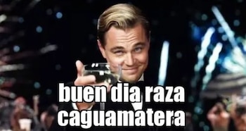 El actor Leonardo DiCaprio sostiene una copa de champán sobre un fondo de luces con el texto superpuesto buen dia raza caguamatera