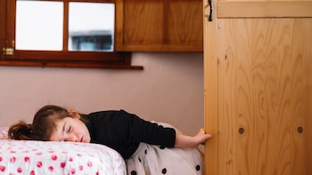 La psicología confirma que dormir con la puerta abierta o cerrada dice más de ti de lo que imaginas
