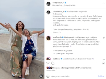 Captura de pantalla de una publicación de Instagram con una foto de dos mujeres sonrientes frente al mar y un texto descriptivo al lado