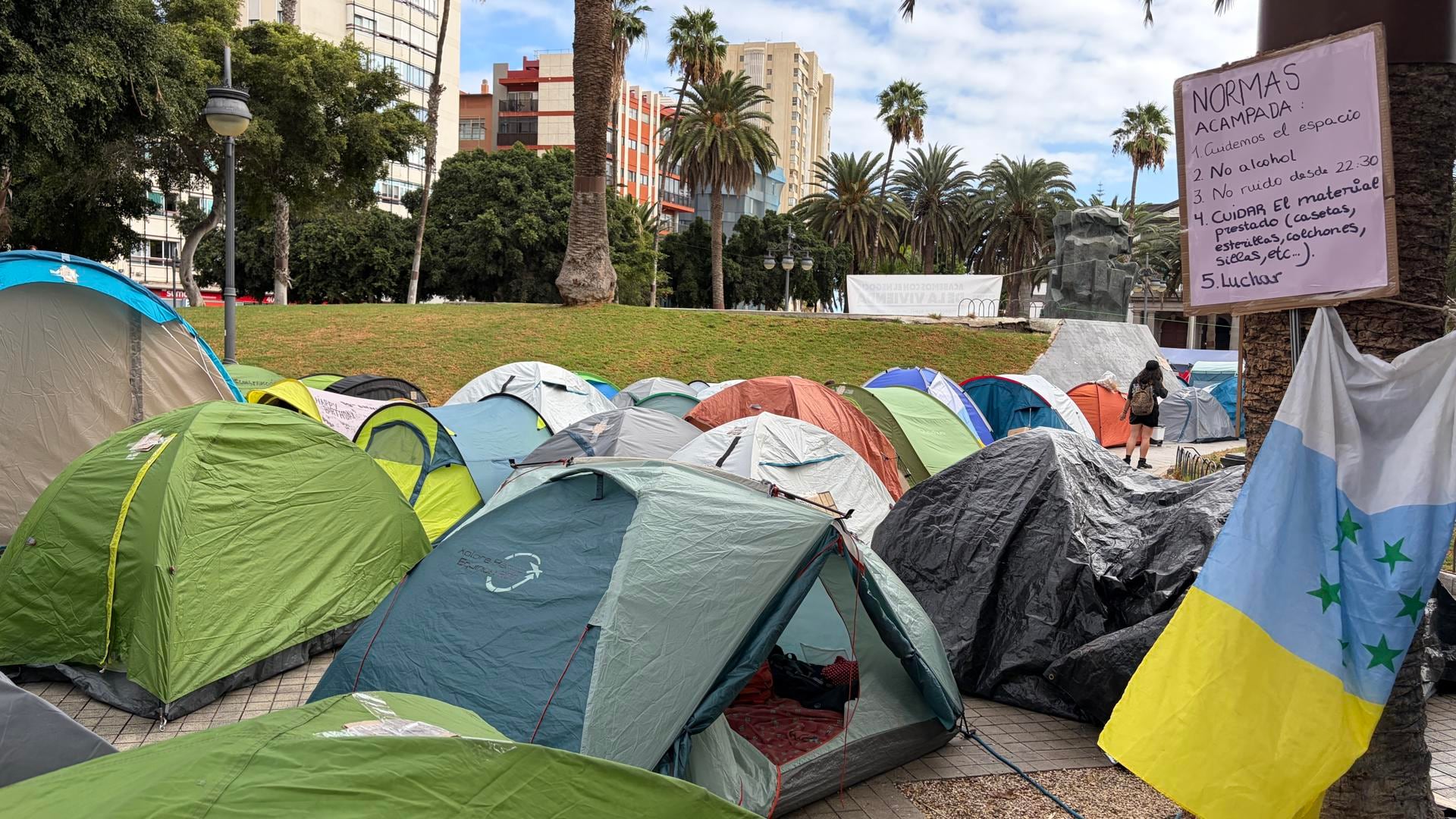 Decenas de tiendas de campaña continúan instaladas por tercer día consecutivo frente a la Delegación del Gobierno en Canarias, en Las Palmas de Gran Canaria. (EFE/María Rodríguez)