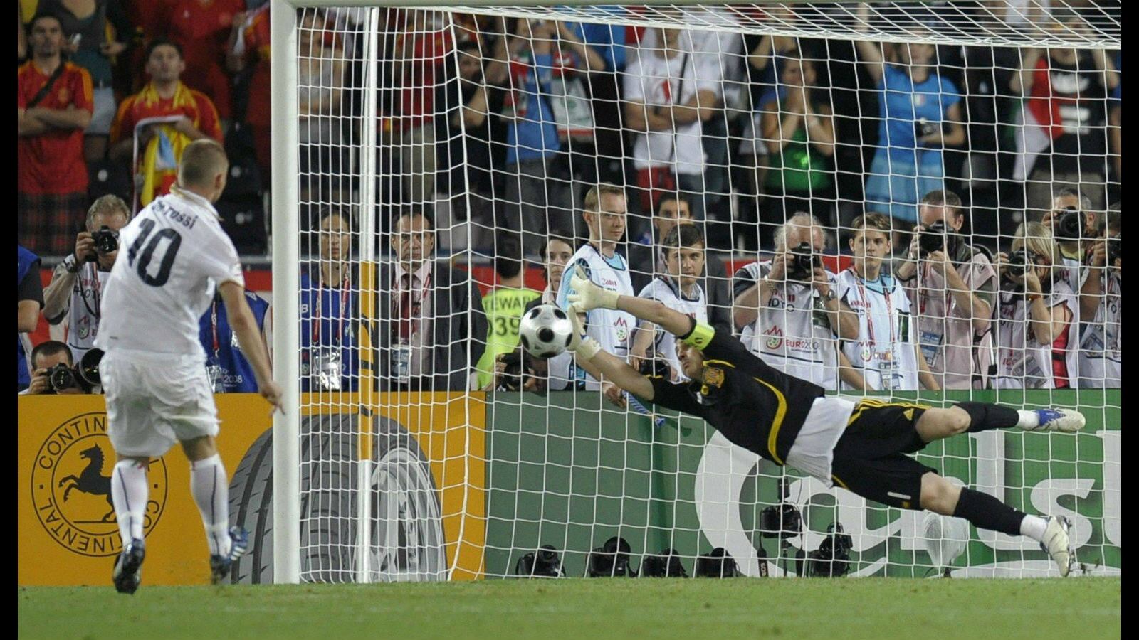 Casillas durante la tanda de penaltis ante Italia en la Eurocopa de 2008 (REUTERS).