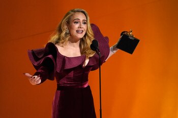 Adele recibe el premio a