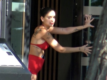 04/09/2026 Juls Janeiro recibe nuevos muebles en su casa con una gran sonrisa y su look más explosivo.
La 'desaparición' de Julia Janeiro en los últimos días, en los que ha optado por mantenerse lejos del foco mediático tras regalarnos momentazos en su guerra contra Belén Esteban con frases que van camino de pasar a la historia de la televisión como "Belén es un meme televisivo", o "mi madre me dice chocho eres perfecta", se debe a que estaría ultimando los detalles del exclusivo ático -valorado en más de 600.000 euros- que adquirió a las afueras de Madrid en junio y en el que estaría completamente instalada.
EUROPA ESPAÑA SOCIEDAD