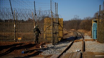 Soldados norcoreanos cruzan la línea