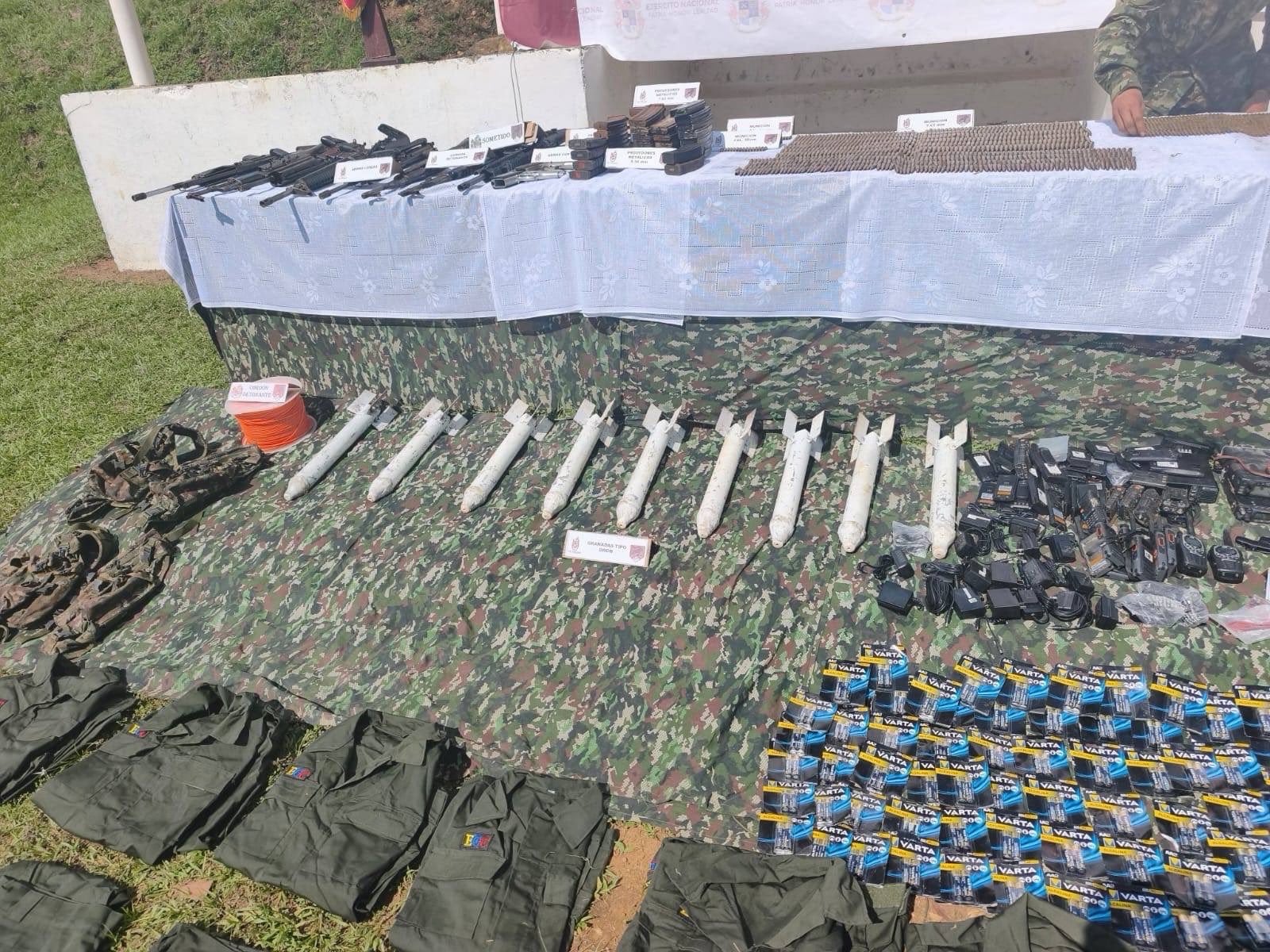 En el depósito ilegal fueron encontrados 70 uniformes tipo Policía y 70 pantalones con elementos alusivos a las AGC. - crédito @ABDELAESPRIELLA/X