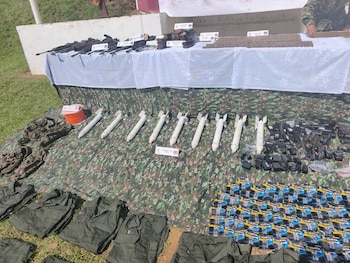 En el depósito ilegal fueron encontrados 70 uniformes tipo Policía y 70 pantalones con elementos alusivos a las AGC. - crédito @ABDELAESPRIELLA/X