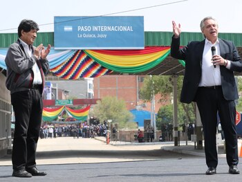 Alberto Fernández concedió la condición de refugiado a Evo Morales, luego que fue expulsado del poder en la crisis de 2019. En la foto aparecen ambos ex presidentes en un acto, donde celebraron su regreso del dirigente del MAS al país