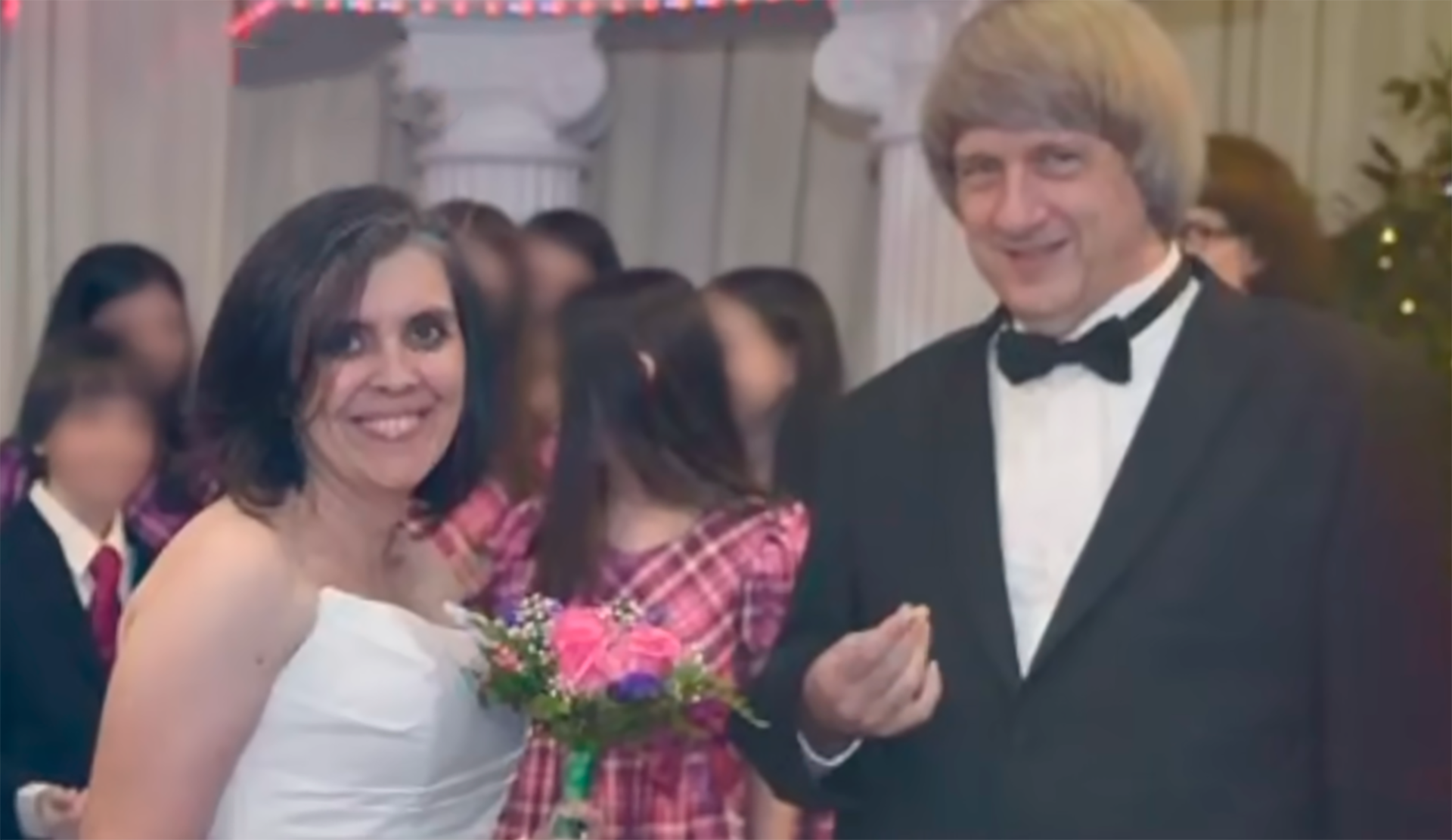 La sonrisa de los Turpin con sus hijos de fondo (Captura de video)