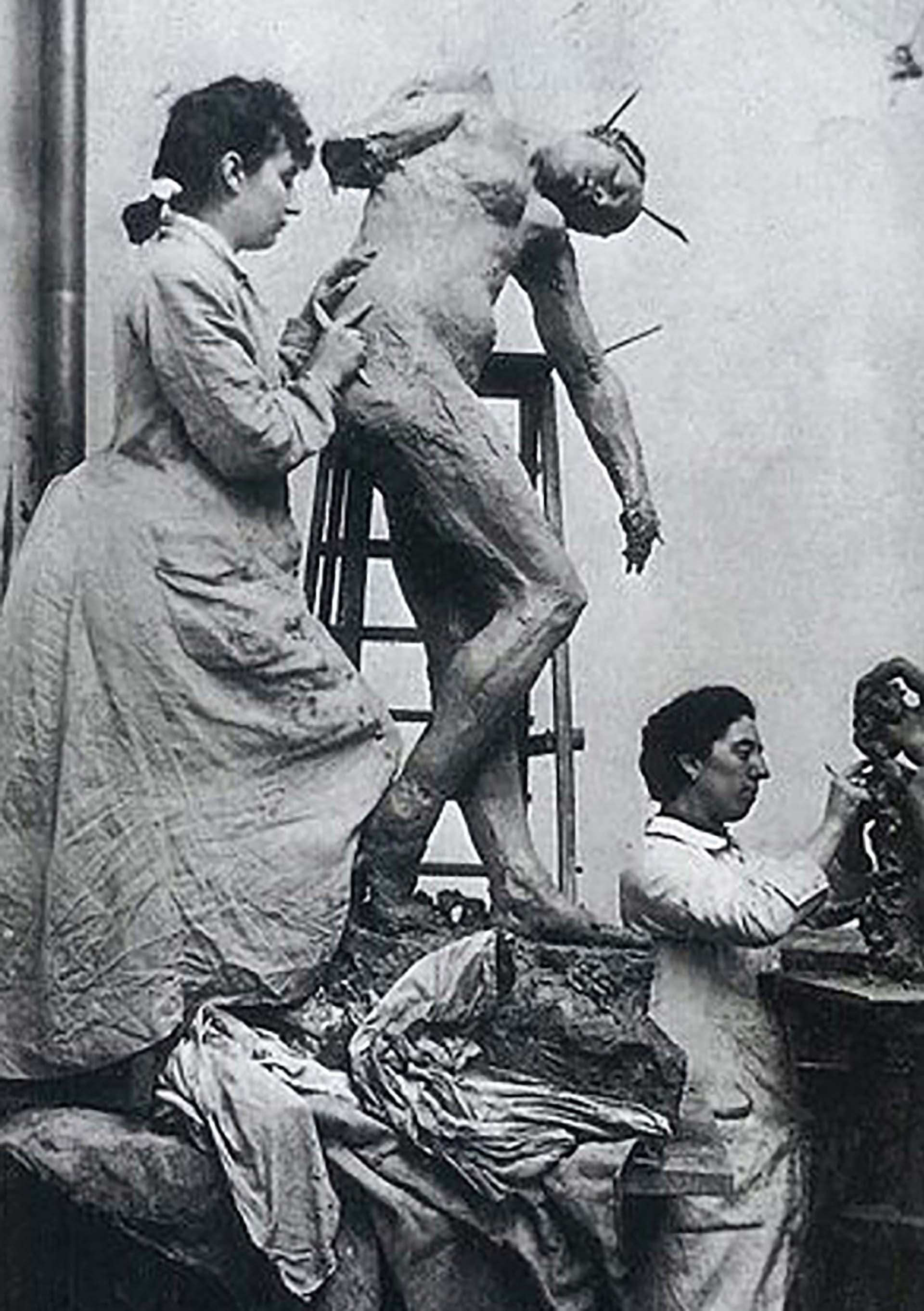 Camille trabajando en el taller parisino de Rodin, donde mostró todo su talento.