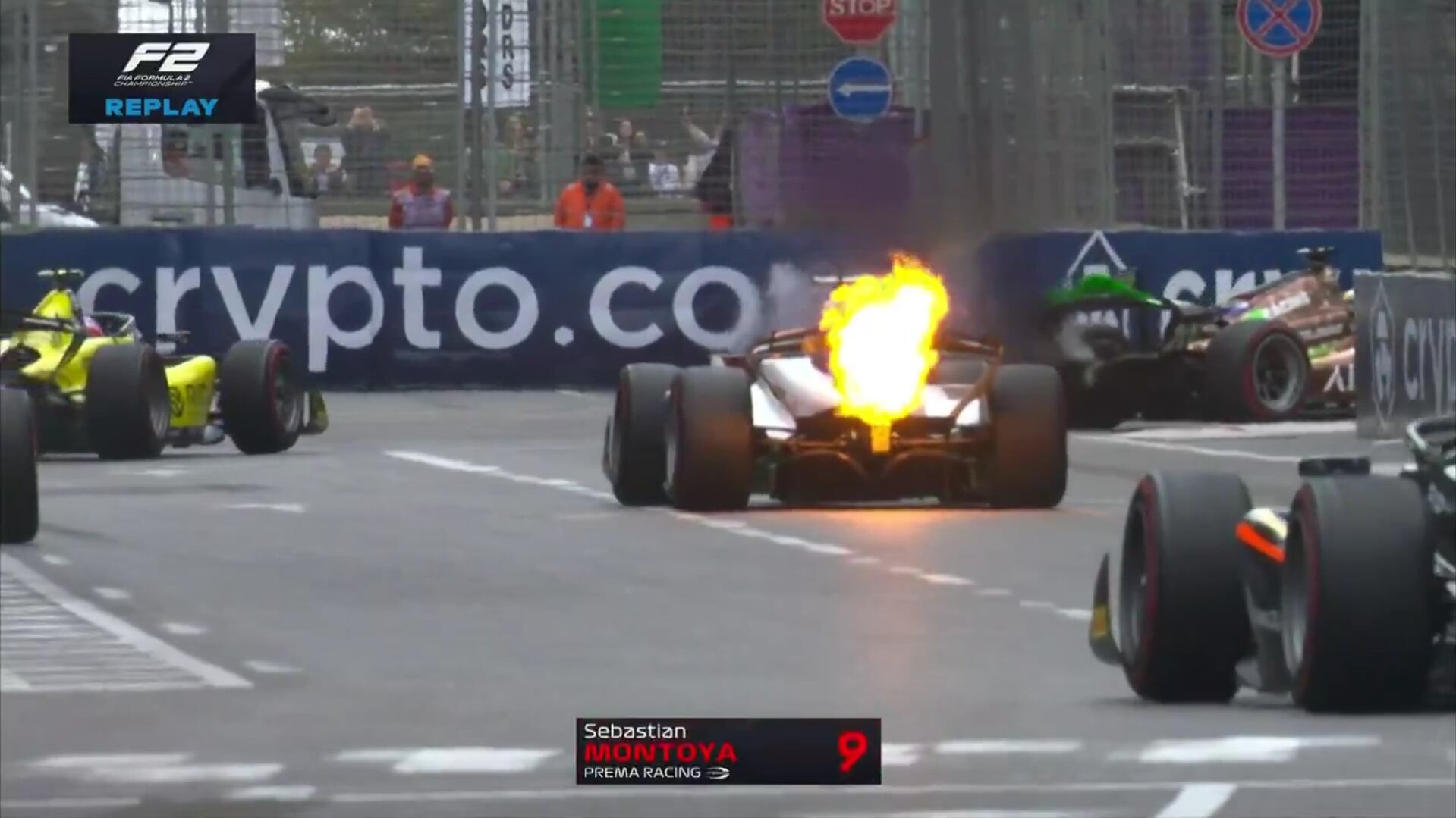El monoplaza de Sebastián Montoya prendió fuego en los últimos giros de la Sprint en Bakú, obligando al colombiano a abandonar cuando luchaba por el podio - crédito Espn