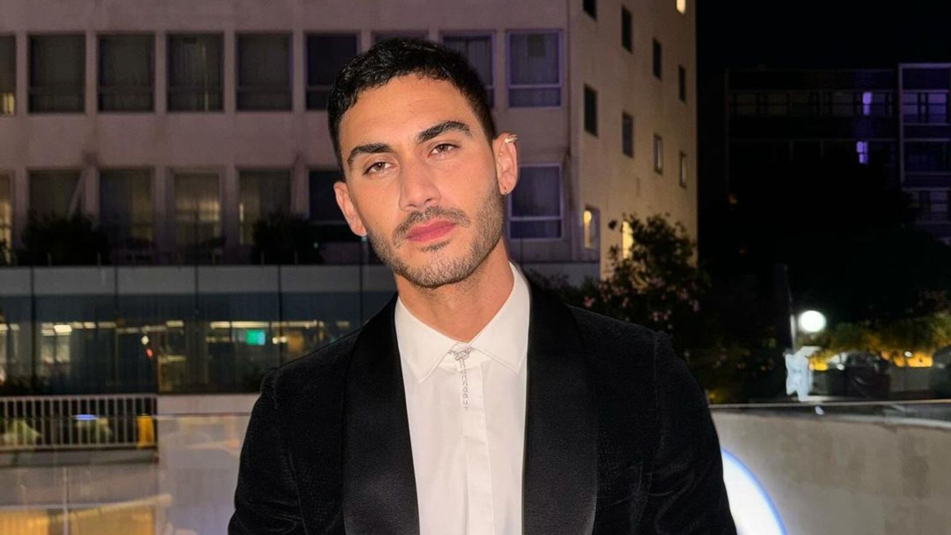 Alejandro Speitzer reflexiona sobre la fama y el compromiso durante la develación de la placa número 100 de la obra Cruise. - (Instagram @Alejandro_Speitzer)