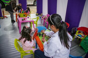 Mientras las mujeres cuidadoras estudian