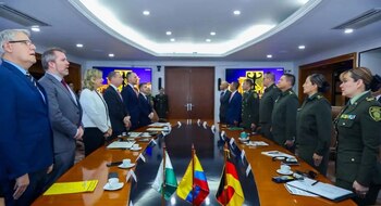 Integrantes de la Policía Nacional de Colombia y de la Oficina Federal de Investigación Criminal de Alemania (BKA) durante la firma del memorando de entendimiento para fortalecer la cooperación en la lucha contra el crimen organizado y el narcotráfico - crédito Policía Nacional