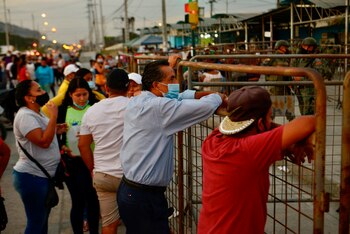 Familiares de presos esperan información