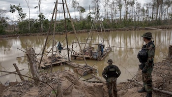 La minería ilegal –particularmente el tráfico de oro– terminó por desplazar al narcotráfico como la principal actividad criminal en el país, impulsada por la penetración de bandas extranjeras y la debilidad del aparato judicial peruano (Foto: archivo DEF)