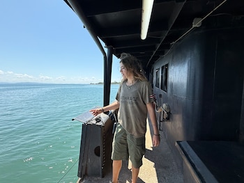 Entre 10 y 15 volutarios de varias nacionalidades viven en el interior de la embarcación y que son parte del equipo de trabajo de Earthrace Conservation. Cortesía: Fabricio Quirós