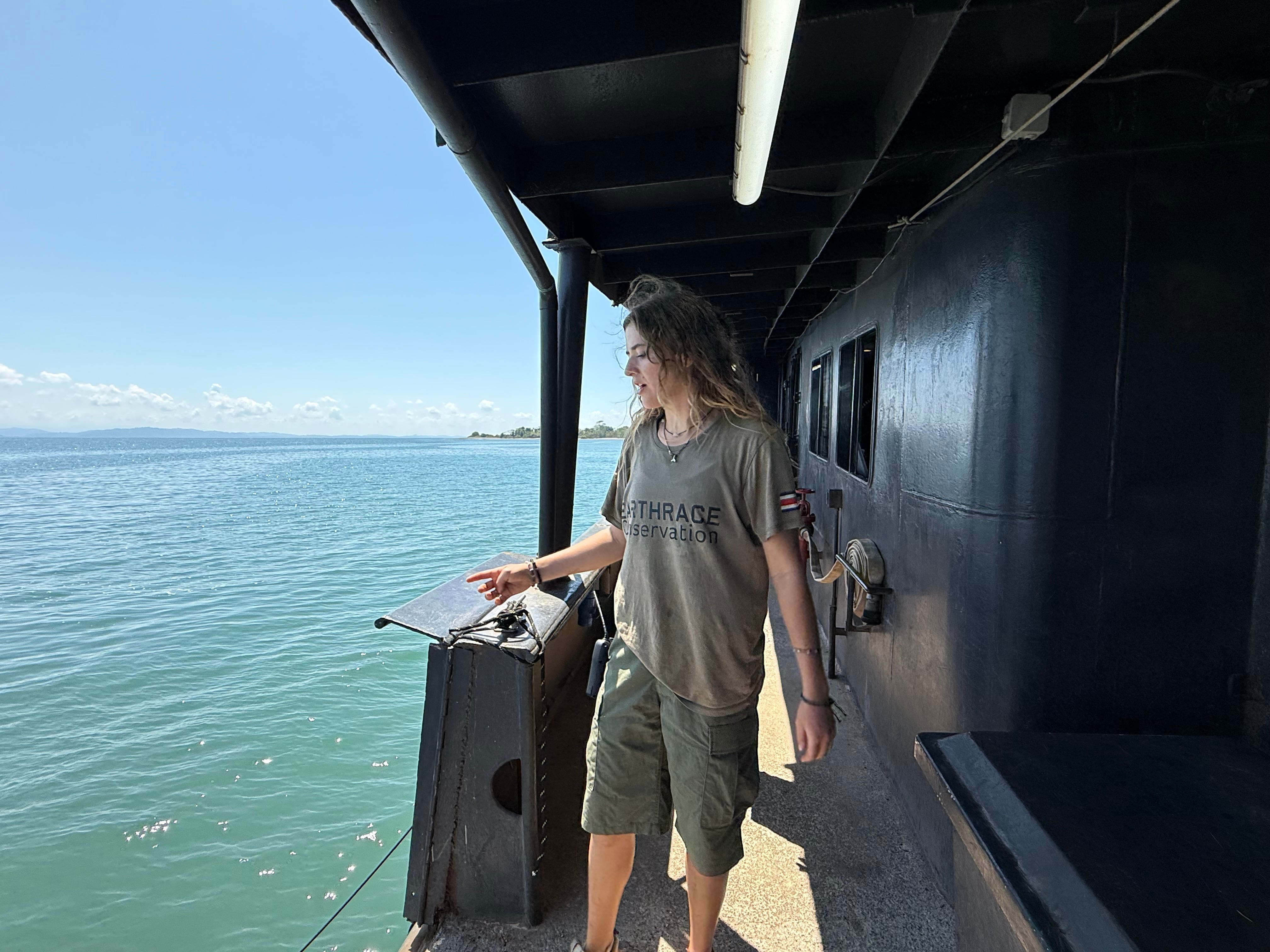 Entre 10 y 15 volutarios de varias nacionalidades viven en el interior de la embarcación y que son parte del equipo de trabajo de Earthrace Conservation. Cortesía: Fabricio Quirós