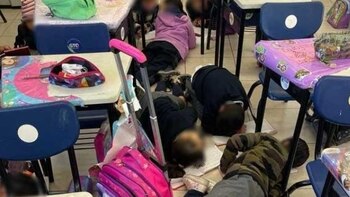 Los menores se resguardan debajo