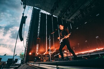 Ben Gibbard, enfundado de negro