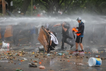 Fotografía del 11 de octubre de 2026 que muestra a manifestantes en un enfrentamiento con integrantes de la Policía antidisturbios de México durante una protesta por el agua contaminada en Guadalajara (México). EFE/Francisco Guasco