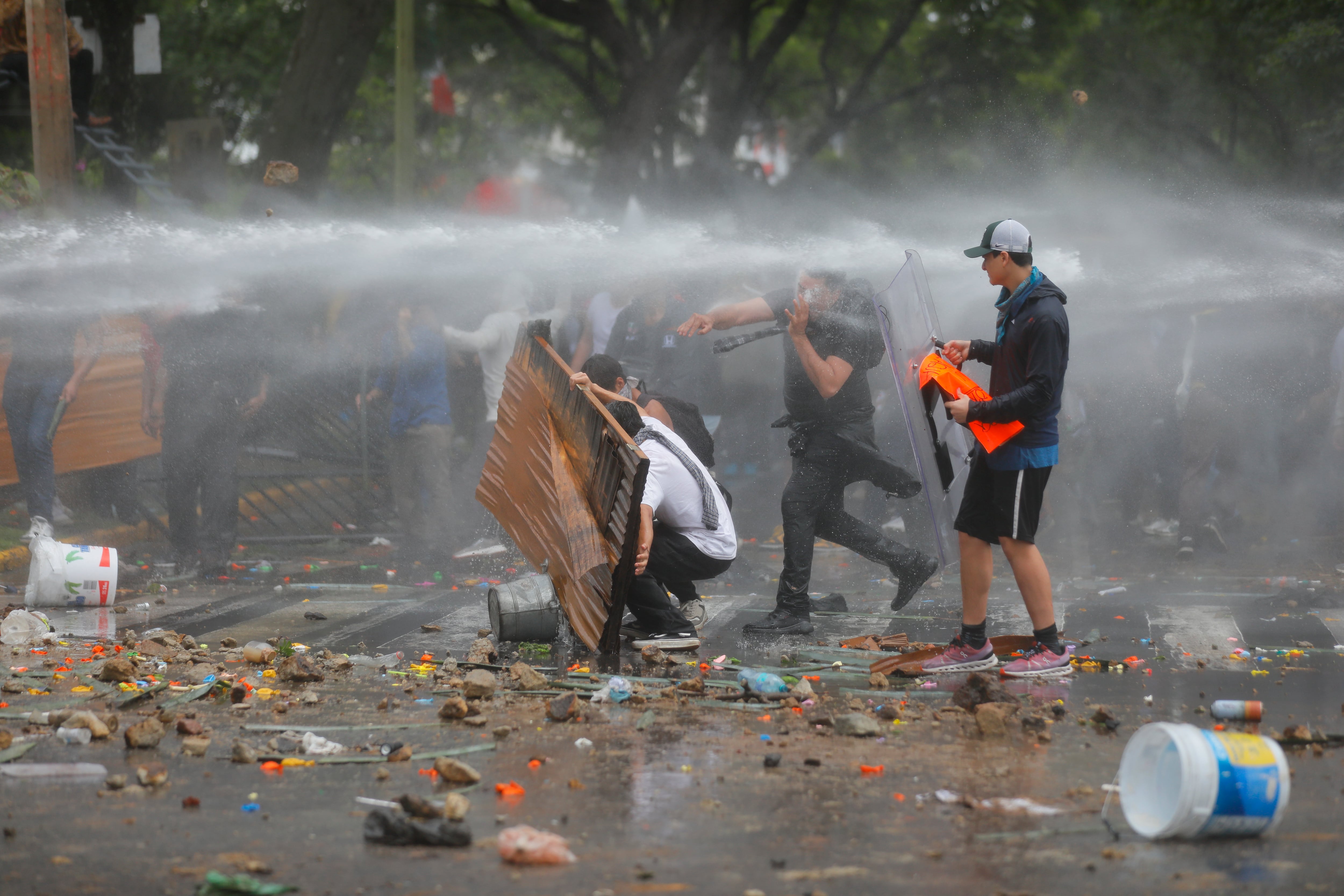 Fotografía del 11 de octubre de 2026 que muestra a manifestantes en un enfrentamiento con integrantes de la Policía antidisturbios de México durante una protesta por el agua contaminada en Guadalajara (México). EFE/Francisco Guasco