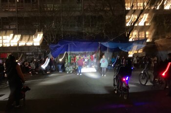 La población continúa manifestándose para