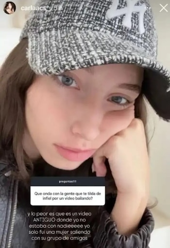 Un primer plano de Carla Campos Salazar con cabello castaño, luciendo una gorra tweed gris y blanca y una chaqueta negra. Mirada directa a la cámara
