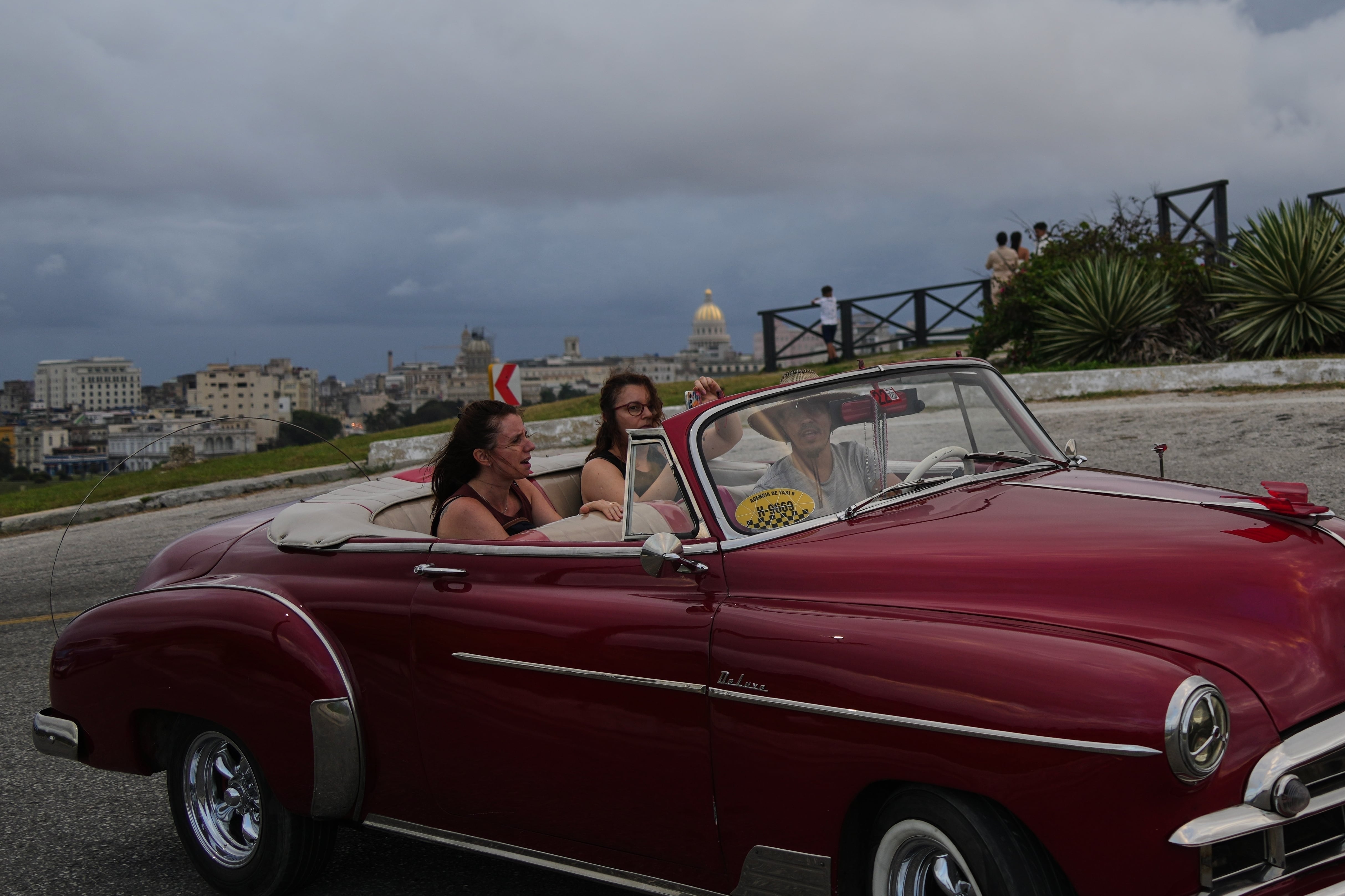 Turistas dan un paseo en un auto estadounidense clásico en La Habana, el lunes 26 de enero de 2026
(AP Foto/Ramon Espinosa)