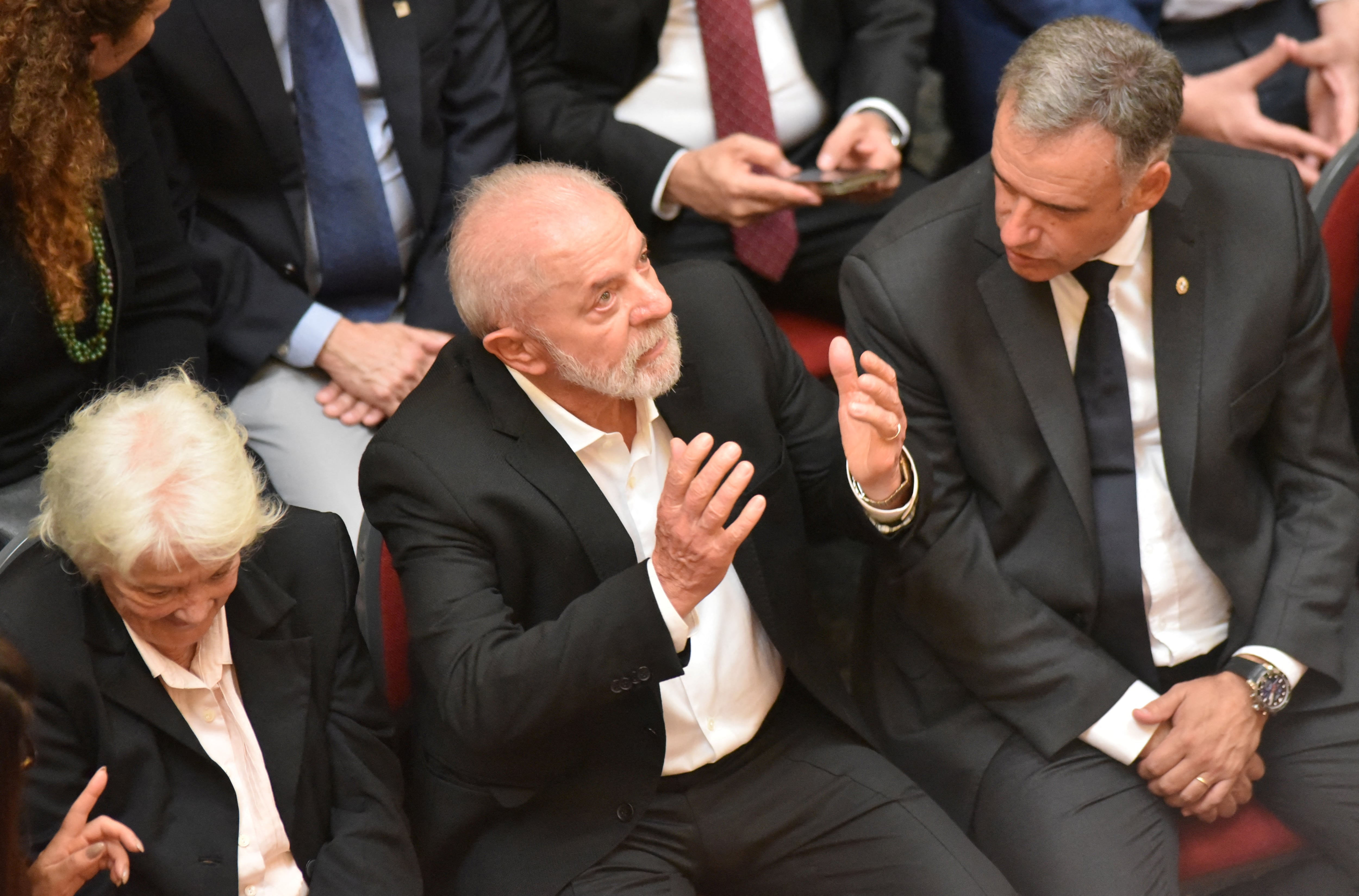 El Presidente de Brasil, Luiz Inácio Lula da Silva, se sienta entre Lucia Topolansky, ex Senadora y viuda del ex Presidente de Uruguay, José