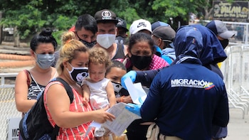 Anova: casi 5% de venezolanos aún desea emigrar, amenazando con un “drenaje de talento”