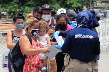 Funcionarios de Migración Colombia realizan controles sobre el puente que une a las poblaciones de Cúcuta (Colombia) y San Antonio del Táchira (Venezuela), en una fotografía de archivo. EFE/Mario Caicedo