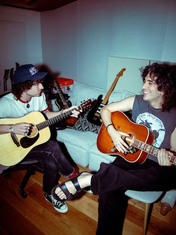 Los hijos de los líderes de KISS lanzarán su primer álbum como la banda Stanley Simmons