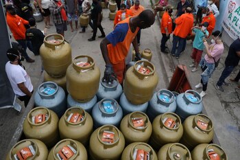 Un trabajador descarga bombonas de