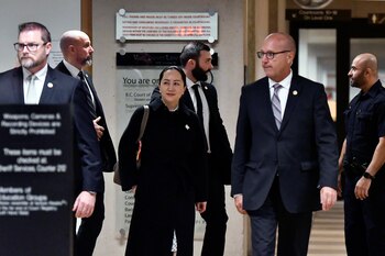 Meng Wanzhou saliendo de los