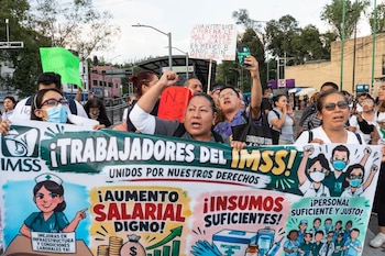 CIUDAD DE MÉXICO, 12OCTUBRE2026.- Trabajadores del Instituto Mexicano del Seguro Social (IMSS) se manifestaron frente al Centro Médico Nacional Siglo XXI y bloquearon la avenida Cuauhtémoc, a la altura de las estaciones del Metro y Metrobús Centro Médico, como parte de las movilizaciones que comenzaron el 1 de octubre para exigir mejores condiciones laborales, un aumento salarial justo, un retiro digno, así como la restitución de Rafael Olivos Hernández como secretario general del Sindicato Nacional de Trabajadores del Seguro Social (SNTSS).
FOTO: CAMILA AYALA BENABIB/CUARTOSCURO.COM