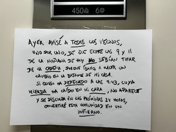 Mensaje colgado en el ascensor