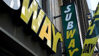 Acusan a dos hermanos por un presunto esquema de sobornos y lavado de dinero que habría costado más de USD 80 millones a franquiciados de una popular cadena de sándwiches