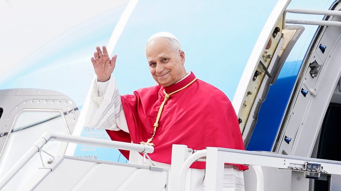 El papa León XIV aterriza en el aeropuerto Adolfo Suárez Madrid-Barajas para iniciar una visita oficial a España que incluye varios actos institucionales y religiosos.