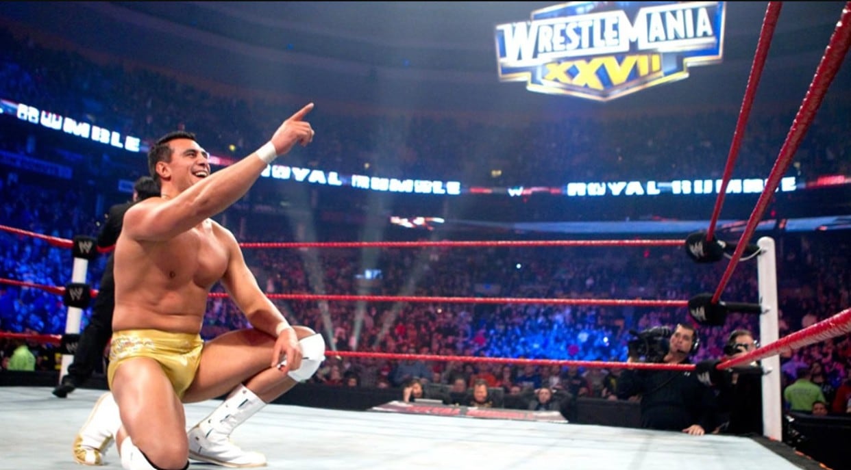 Alberto del Río celebra al conquistar el Royal Rumble del 2011.