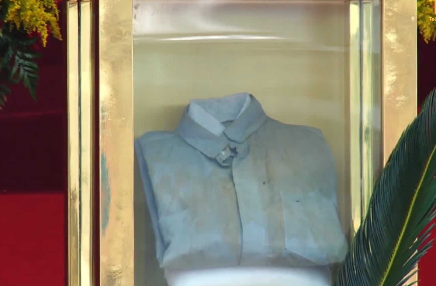 La camisa que Monseñor Romero vestía el 24 de marzo de 1980, el día de su asesinato, fue expuesta en una urna de cristal como reliquia principal durante la ceremonia de beatificación (Cortesía TVCa).