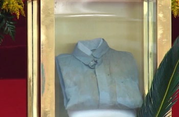 La camisa que Monseñor Romero vestía el 24 de marzo de 1980, el día de su asesinato, fue expuesta en una urna de cristal como reliquia principal durante la ceremonia de beatificación (Cortesía TVCa).