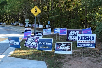Fotografía del 17 de octubre de 2026 que muestra carteles de candidatos a diferentes escaños del estado de Georgia colgados en la entrada del centro de votación dispuesto en el Pinckneyville Park Community Recreation Center en Berkeley Lake, Georgia. (Estados Unidos). EFE/Gabriel DeFranco