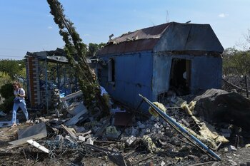Una mujer camina junto a