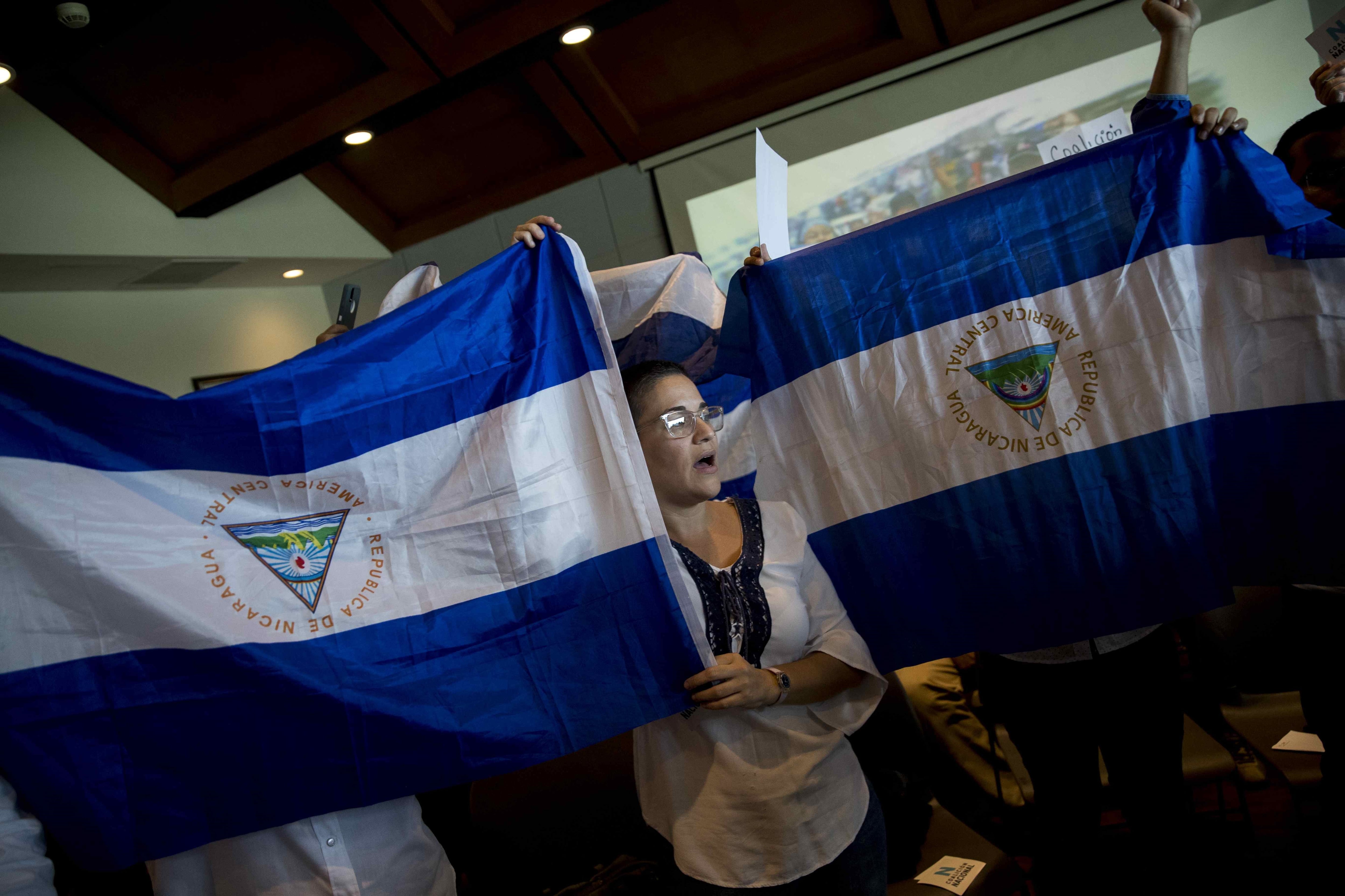 Fotografía de archivo de una mujer sosteniendo una bandera de Nicaragua. EFE/ Jorge Torres