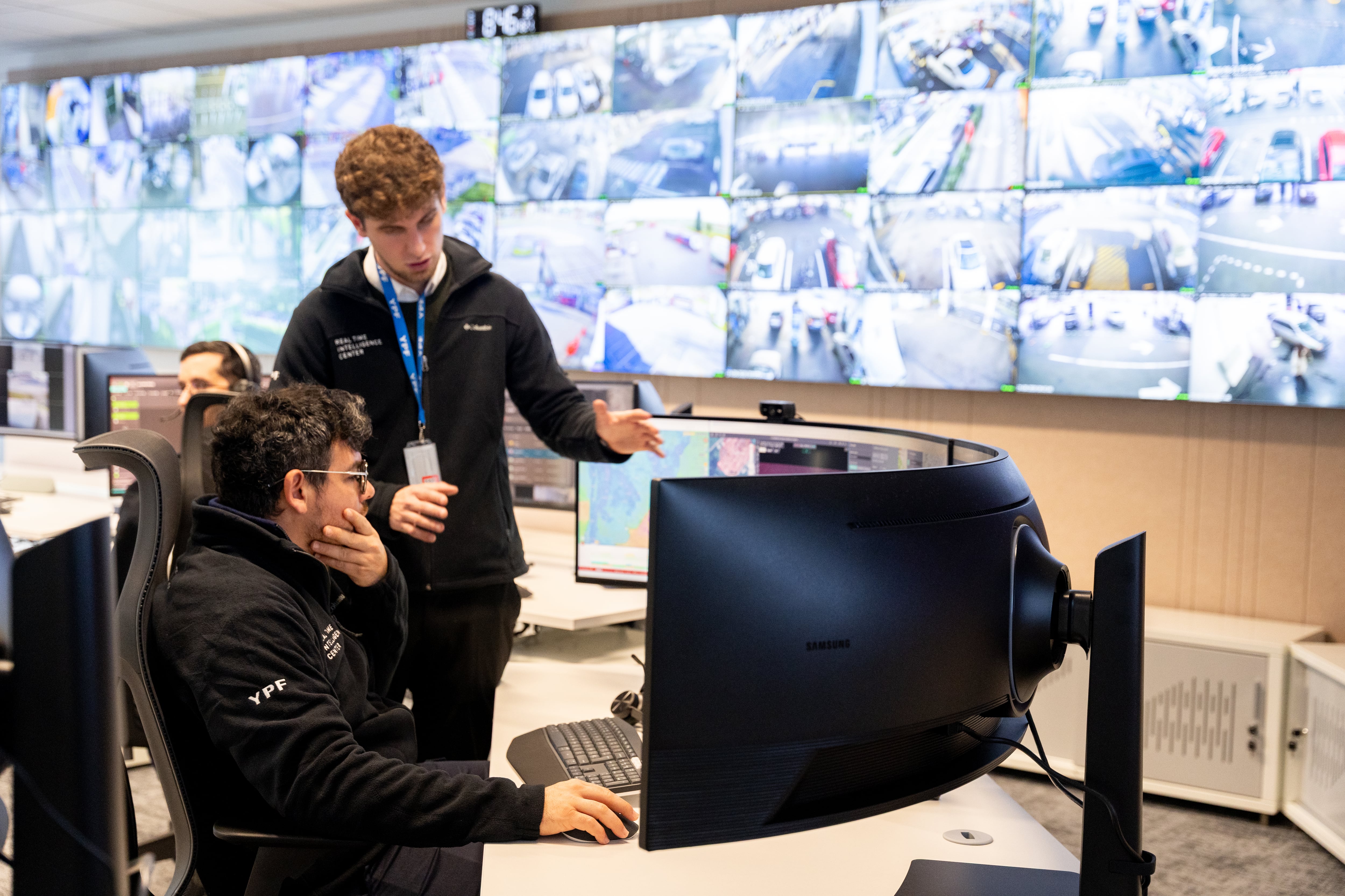 La videoanalítica e inteligencia artificial permiten detectar incidentes en tiempo real en un parque de más de 6.500 cámaras distribuidas en instalaciones críticas de todo el país (YPF)