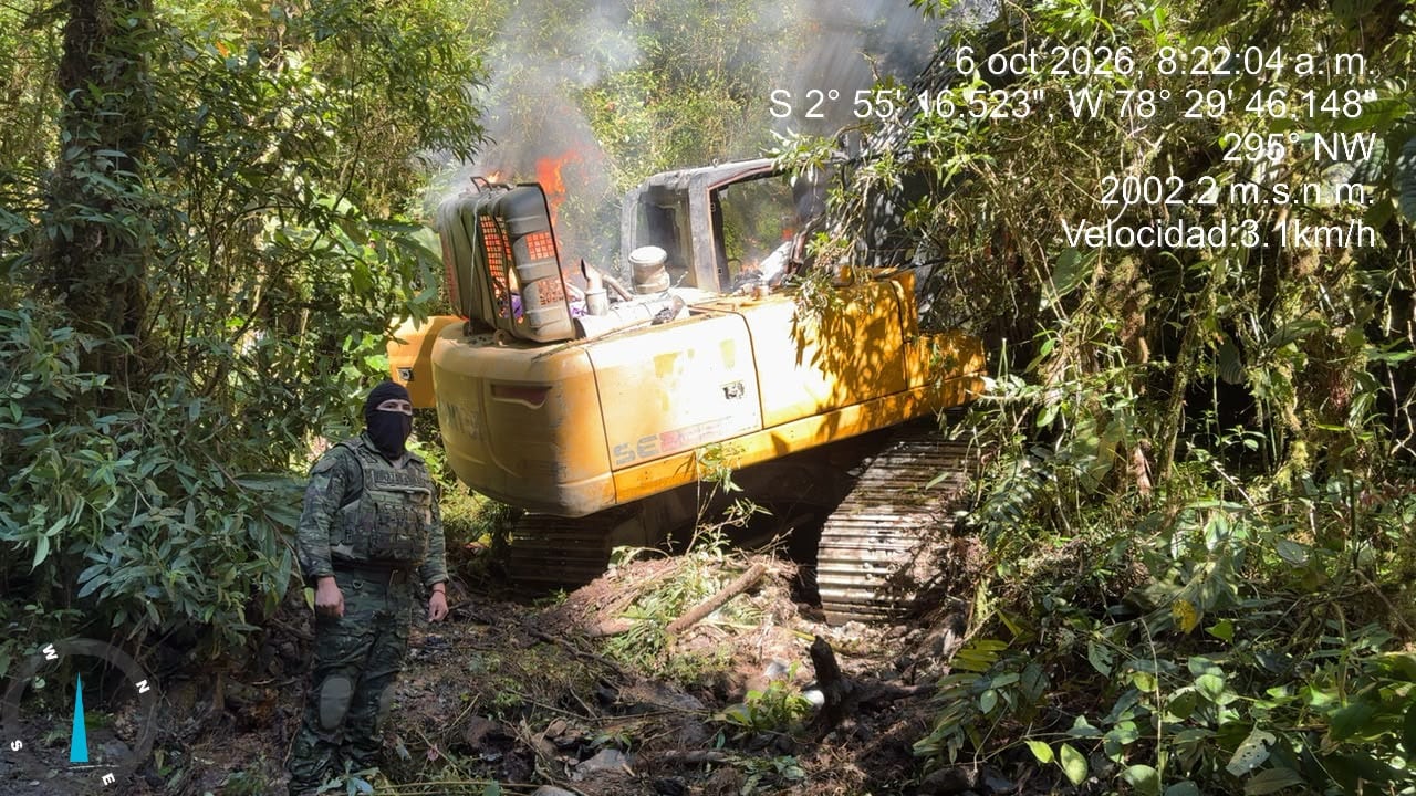 Los operativos militares en Ecuador incluyen controles de armas, intervención de maquinaria utilizada en minería ilegal y acciones contra estructuras delictivas.