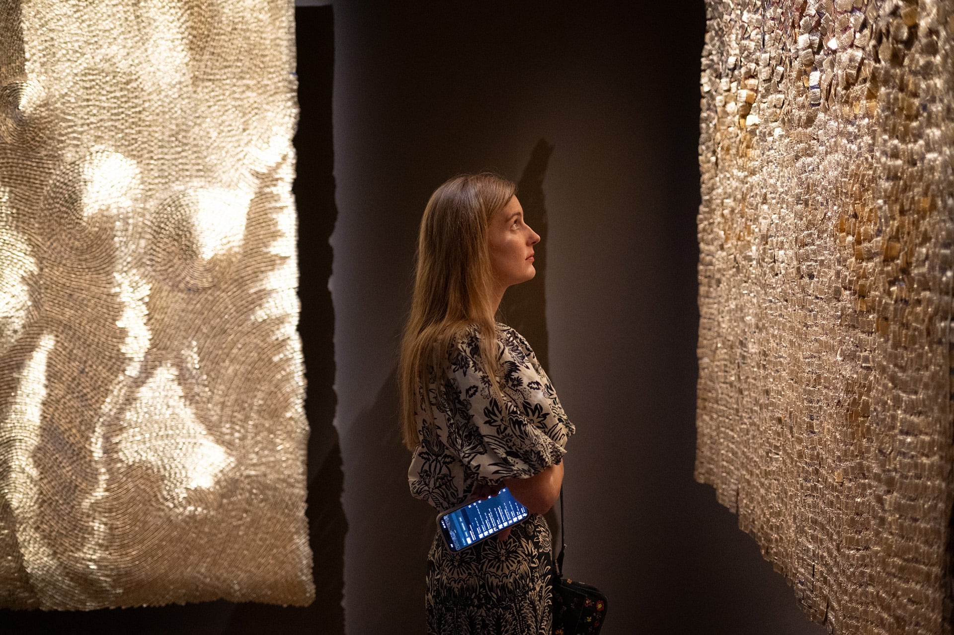 La pionera del arte textil latinoamericano protagoniza la mayor retrospectiva de su carrera en el Malba