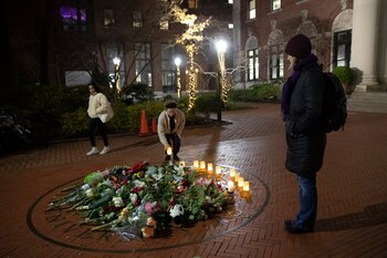 La gente coloca velas en
